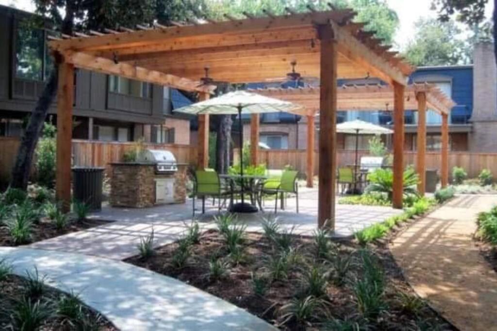 Huge One Bedroom With 2 Queen Size Beds Houston Exterior photo
