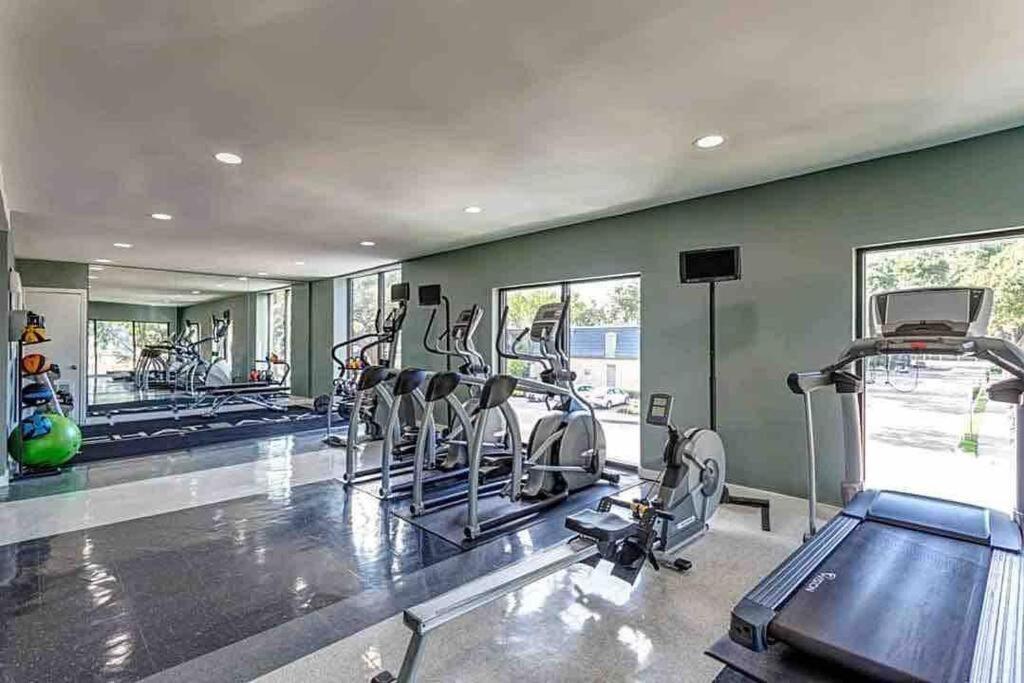 Huge One Bedroom With 2 Queen Size Beds Houston Exterior photo