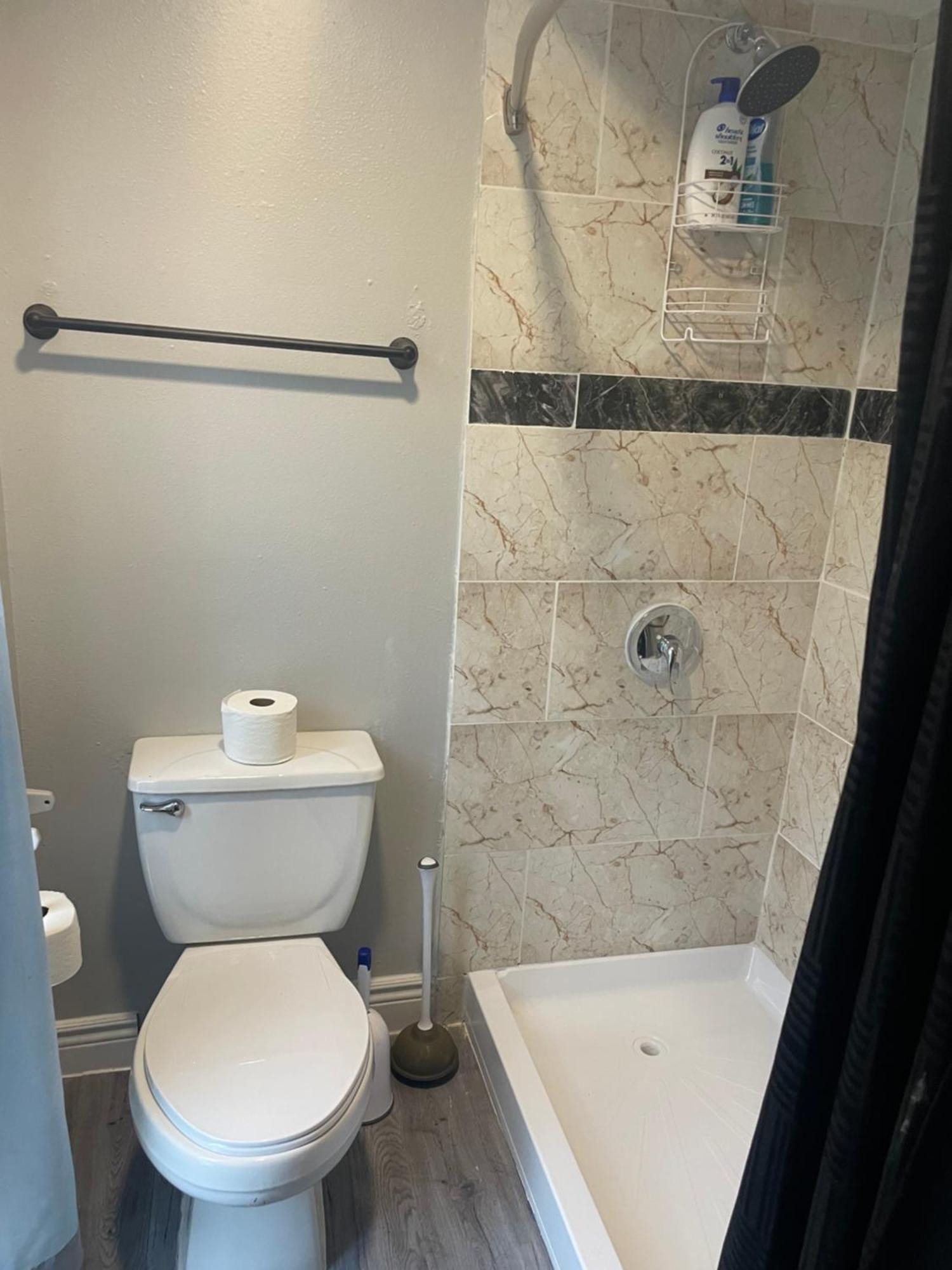Huge One Bedroom With 2 Queen Size Beds Houston Exterior photo
